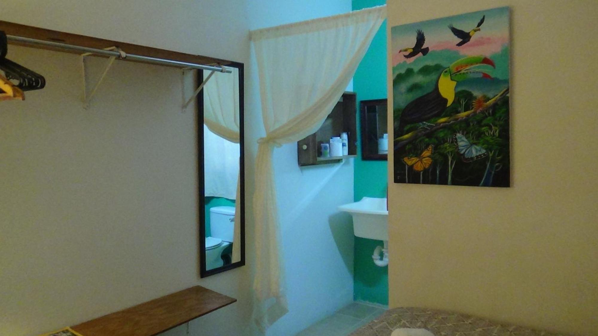 Hacienda Tropical Guest House Belmopán Habitación foto