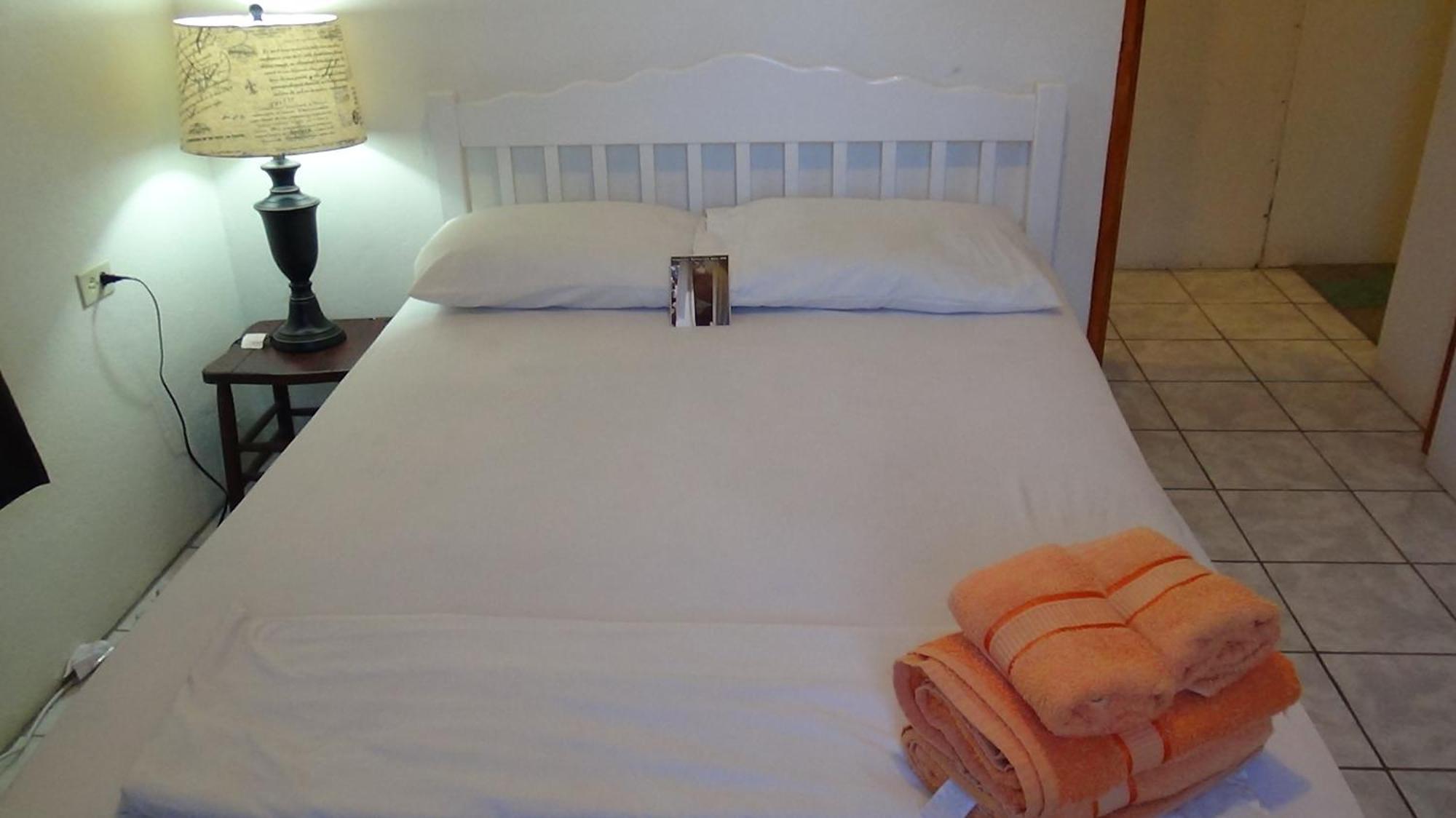 Hacienda Tropical Guest House Belmopán Habitación foto